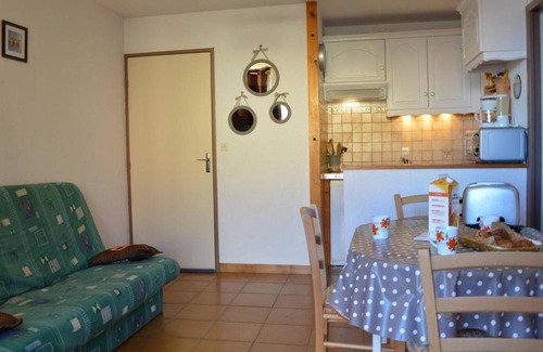 Saint-Pierre-la-Mer Apartment | Saint Pierre la Mer, Appt 2 pièces, cabine, 6 couchages, près plage, animaux OK - FR-1-229D-249