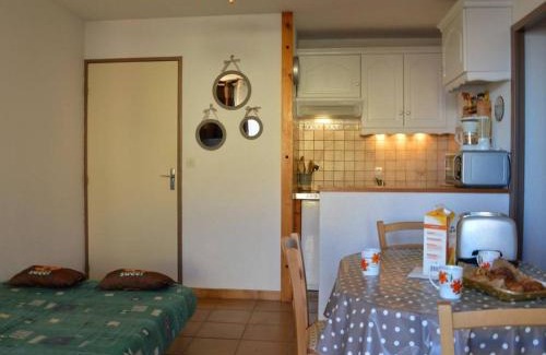 Saint-Pierre-la-Mer Apartment | Saint Pierre la Mer, Appt 2 pièces, cabine, 6 couchages, près plage, animaux OK - FR-1-229D-249