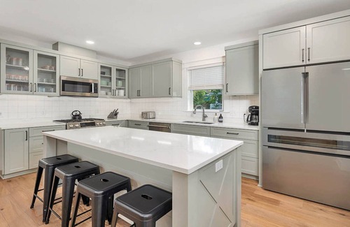 King City House | Saint Simons | Hot Tub | Walk to Pier & Beach