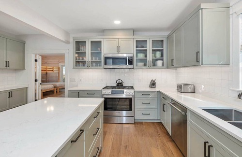 King City House | Saint Simons | Hot Tub | Walk to Pier & Beach