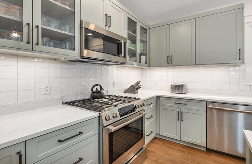 King City House | Saint Simons | Hot Tub | Walk to Pier & Beach