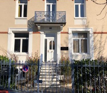 Republique Apartment | Sainte Cécile 9 - Studio Pop entre sol