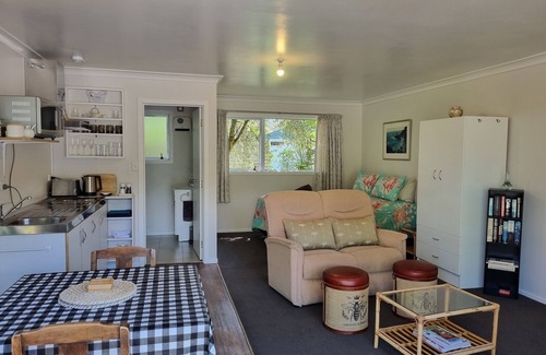 Coromandel Apartment | Sal's Rimu Rest-Smart TV/Internet, Peaceful Garden Setting, BBQ, 1.5km to town.