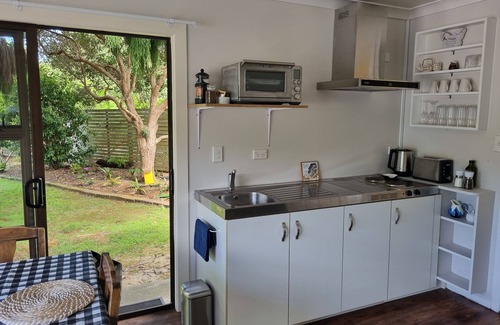 Coromandel Apartment | Sal's Rimu Rest-Smart TV/Internet, Peaceful Garden Setting, BBQ, 1.5km to town.
