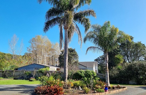Coromandel Apartment | Sal's Rimu Rest-Smart TV/Internet, Peaceful Garden Setting, BBQ, 1.5km to town.