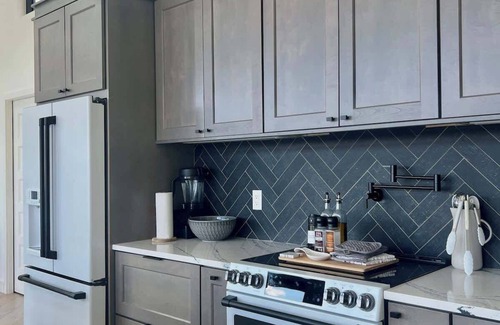 Salem House | Salem Waterfront Couples Retreat - Walk Downtown!