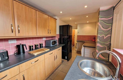 Salford House | Salford Home Sleeps 10 By City SuperHost