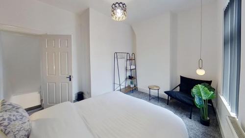 Salford House | Salford-House-Sleeps6-Parking-Garden-Wifi