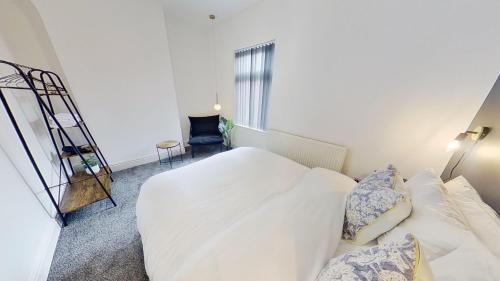 Salford House | Salford-House-Sleeps6-Parking-Garden-Wifi