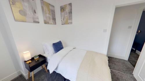 Salford House | Salford-House-Sleeps6-Parking-Garden-Wifi