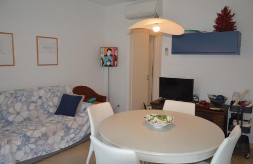 Marina di Castagneto Carducci Apartment | Salice ottimo trilocale con terrazza pranzabile