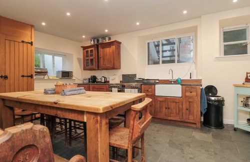 Staithes Cottage | SALMON COTTAGE, pet friendly, character holiday cottage in Staithes