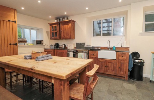 Staithes Cottage | SALMON COTTAGE, pet friendly, character holiday cottage in Staithes