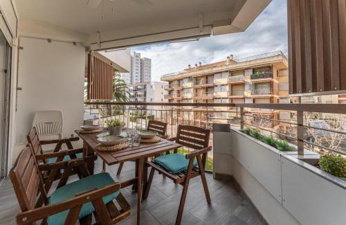 Salou City Centre Apartment | Salou Seafront! Private Terrace - AC & WiFi