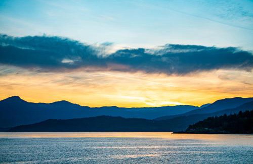 Vancouver House | SALT COTTAGE Waterfront Guest House with Superb Views