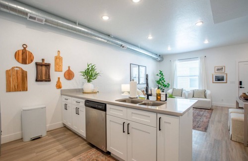 Poplar Grove Villa | Salt Lake Retreat + Rooftop Hot Tub + Near Ski Resorts