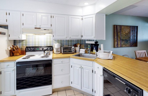 Quechee House | Saltbox townhome with views, fireplace & deck - near Quechee Club, golf & ski