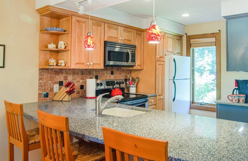 Quechee House | Saltbox townhome - mountain views - near Village of Quechee & Quchee Lakes
