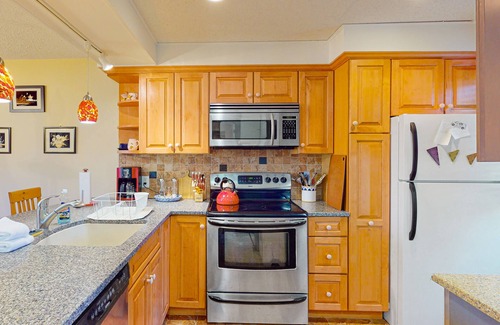 Quechee House | Saltbox townhome - mountain views - near Village of Quechee & Quchee Lakes