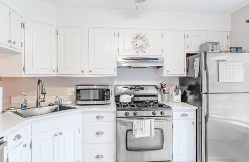Quechee House | Saltbox townhome - mountain views, fireplace & washer/dryer - walk to Village