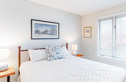 Quechee House | Saltbox townhome - mountain views, fireplace & washer/dryer - walk to Village