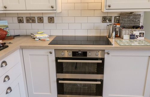 Loftus Cottage | SALTERN SUITE, romantic, character holiday cottage in Loftus