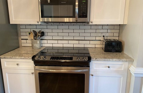 Myrtle Grove House | Saltwater Pool-Hottub-4 BR 3 BA-King beds-7 miles to the Beach!
