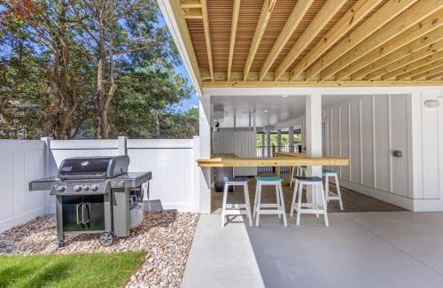 Whalehead Beach House | Saltwater Pool Outdoor Bar & 5 Min Walk to Beach