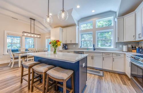 Whalehead Beach House | Saltwater Pool Outdoor Bar & 5 Min Walk to Beach