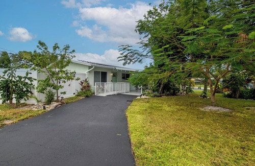 Jupiter House | Salty Sea Home Jupiter/Tequesta! 4-bedroom 2-bath fully furnished home, sleep 8.