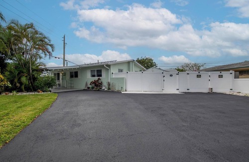 Jupiter House | Salty Sea Home Jupiter/Tequesta! 4-bedroom 2-bath fully furnished home, sleep 8.