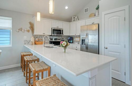 Cinnamon Shore House | Salty Texan by AvantStay Central Location Views