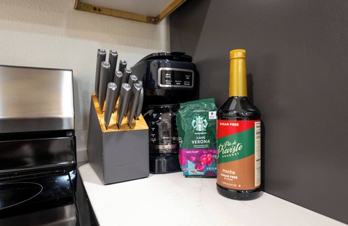 Uptown Apartment | SAN ANTONIO COZY, QUICK AND QUIET ONE BRM GATEAWAY. RIVERWALK/SEAWORLD CLASS!