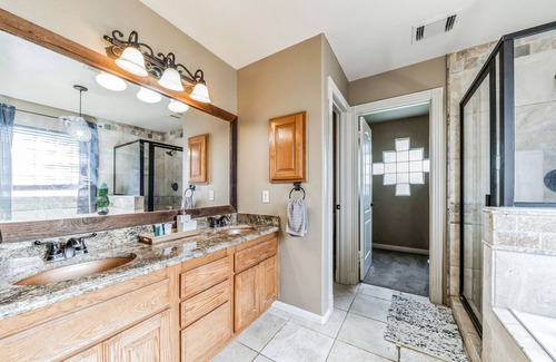 Far North Central House | San Antonio Serenity: 23 Min To Six Flags Sleeps 10, 3-Bedroom/2.5Bath