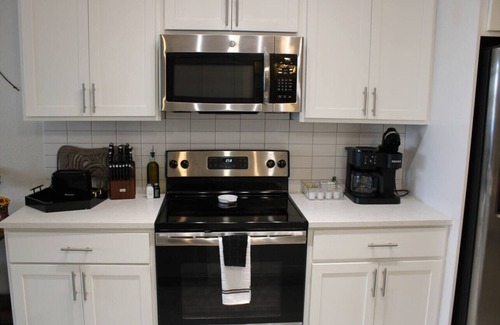 Downtown San Antonio Condo | San Antonio TX Condo on Riverwalk w King Ste,Pets
