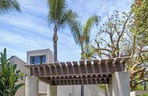 Bay Ho House | San Diego townhouse, pool, bbq.
