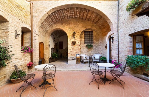 San Gimignano City Centre Apartment | san gimignano apartment in historical center, courtyard and fast free wifi