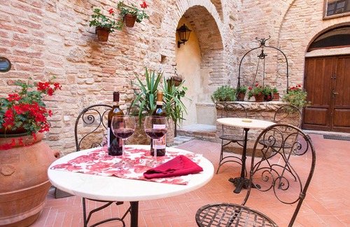 San Gimignano City Centre Apartment | san gimignano apartment in historical center, courtyard and fast free wifi