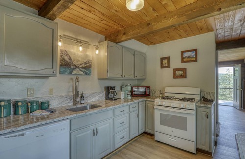 San Juan River Village House | San Juan Cabin: Cozy Mountain Getaway, Fire Pit, Mtn Views, 10 Min to Downtown, Close to Wolf Creek!