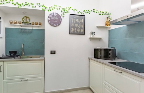 San Lorenzo Apartment | San Lorenzo Central Roomy Apartment