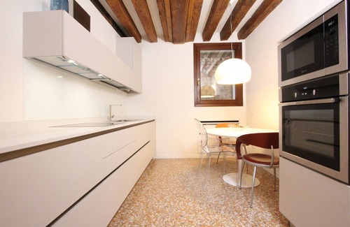 San Polo Apartment | San Polo Canal View, 500m from Rialto´s Bridge