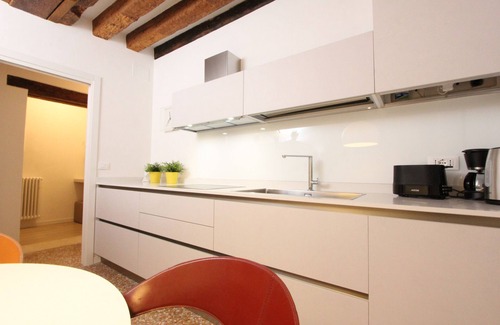 San Polo Apartment | San Polo Canal View, 500m from Rialto´s Bridge