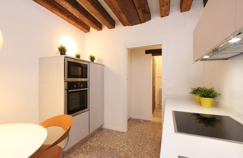 San Polo Apartment | San Polo Canal View, 500m from Rialto´s Bridge