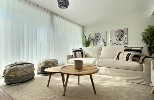 San Roque House | San Roque Golf Club, Step into elegance with this 3-bedroom luxury modern townhouse close to Sotogrande
