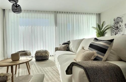San Roque House | San Roque Golf Club, Step into elegance with this 3-bedroom luxury modern townhouse close to Sotogrande