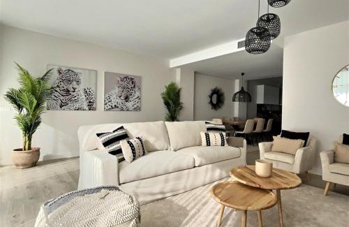 San Roque House | San Roque Golf Club, Step into elegance with this 3-bedroom luxury modern townhouse close to Sotogrande