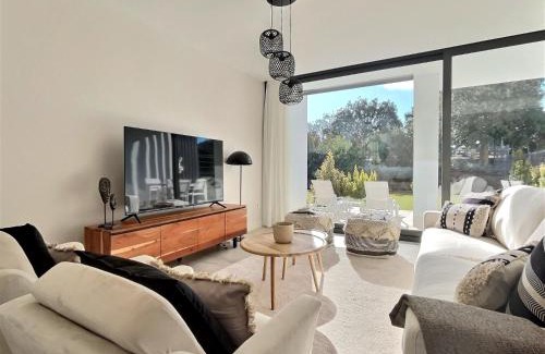 San Roque House | San Roque Golf Club, Step into elegance with this 3-bedroom luxury modern townhouse close to Sotogrande