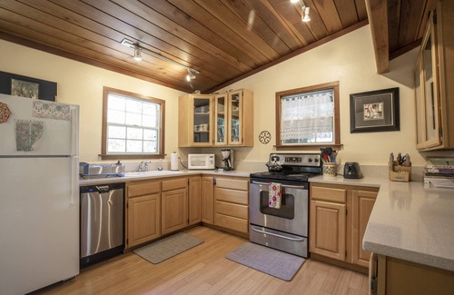 Northwood Cabin | Sanctuaire ~ Private Garden Retreat in Monte Rio