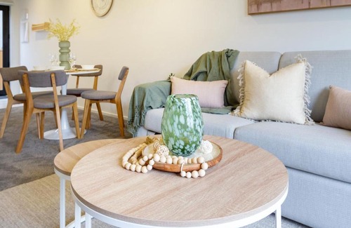 New Brighton Apartment | Sanctuary close to the beach with Sofa Bed