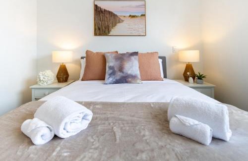 New Brighton Apartment | Sanctuary close to the beach with Sofa Bed